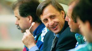 Johan Cruyff, con el Chupa-chups con que reemplazó al cigarrilló, en el banquillo del Barça en 1993.