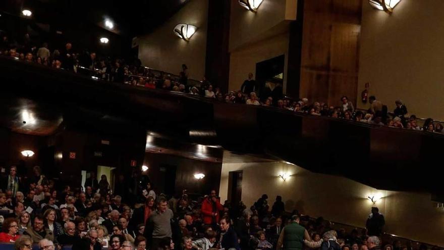 El público asistente ayer tarde antes del comienzo del concierto.