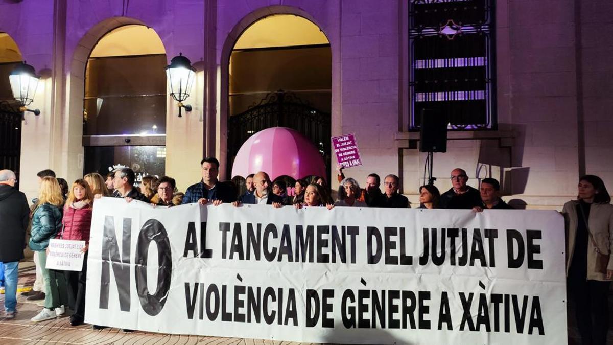 Reivindicación del juzgado de violencia de género a las puertas del Ayuntamiento de Xàtiva.