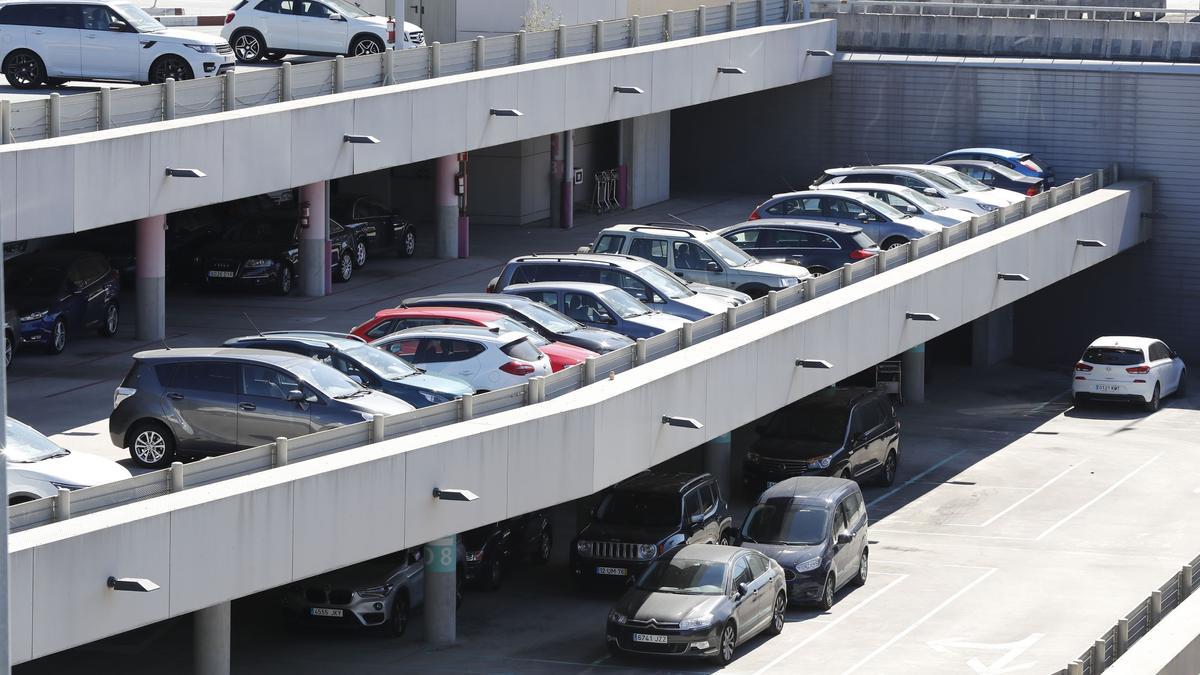 Vehículos en el parking del aeropuerto de Vigo