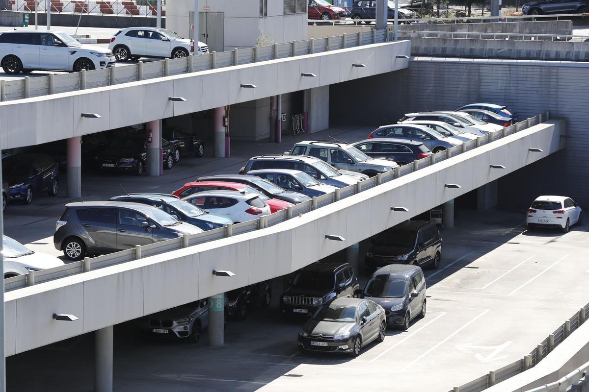 Vehículos en el parking del aeropuerto de Vigo