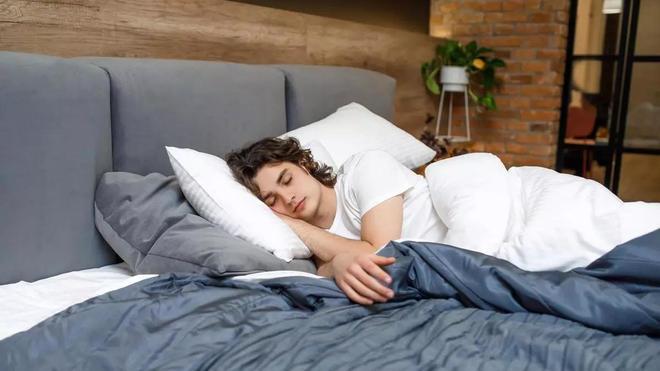 Mientras dormimos, el cuerpo y el cerebro se recuperan.