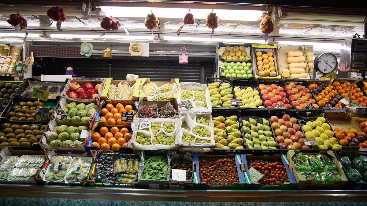 Expositor de una frutería en un mercado.