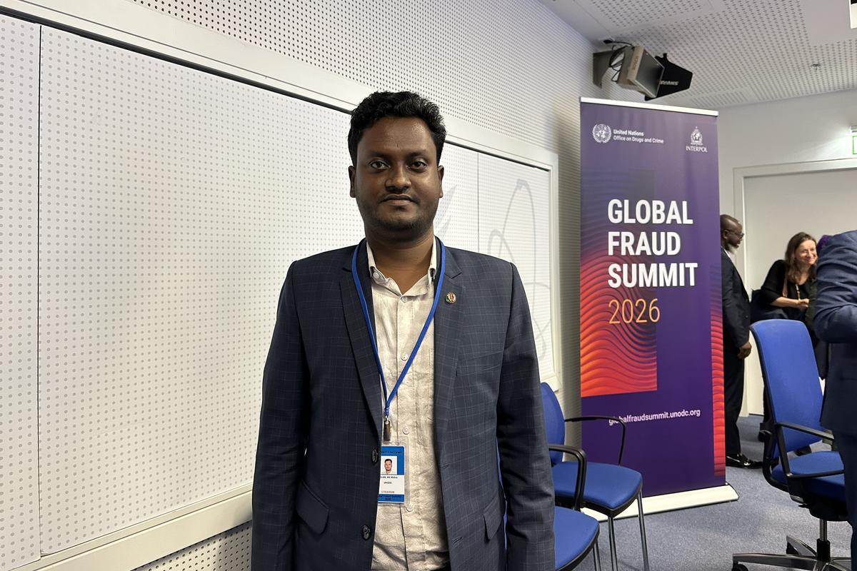 Abdus Salam posa en la Cumbre Global contra el Fraude.