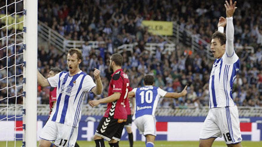 Los jugadores de la Real Sociedad celebran el primer gol.