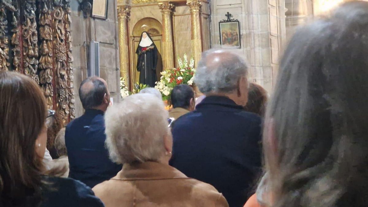 Interior de la iglesia conventual en la que se encuentra la capilla de Santa Rita, durante la novena.