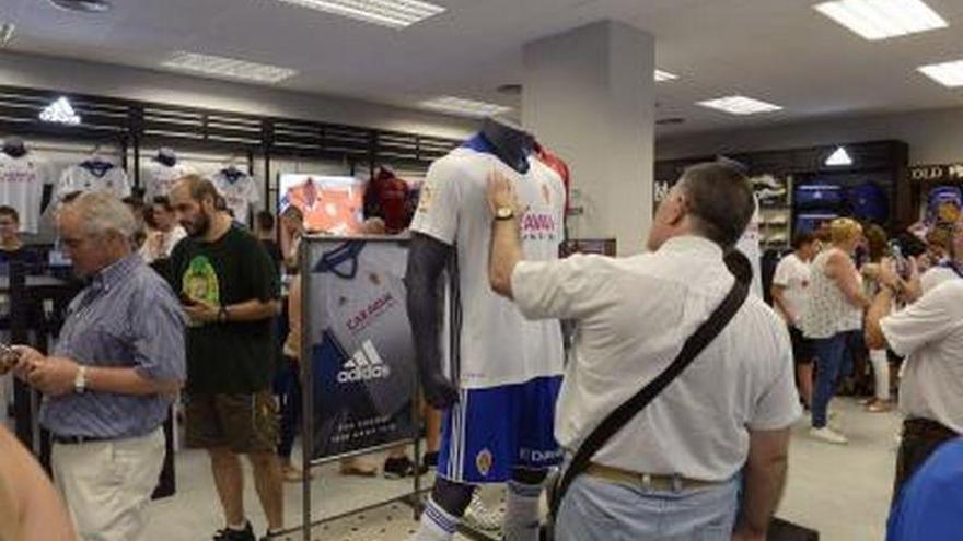 Gran acogida en la tienda a las nuevas camisetas del Real Zaragoza