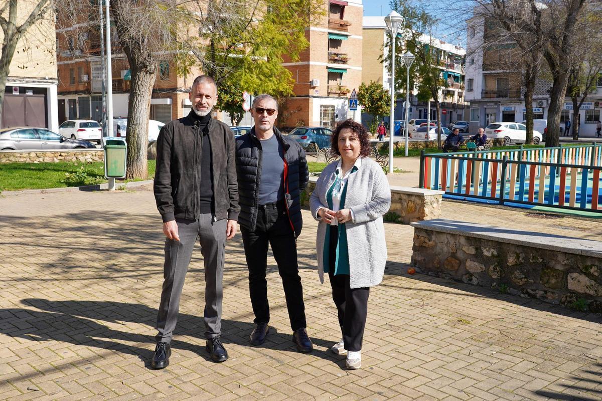 Los concejales Ángel Ortiz y Alicia Moya, junto a un representante vecinal de Colonia de Paz.