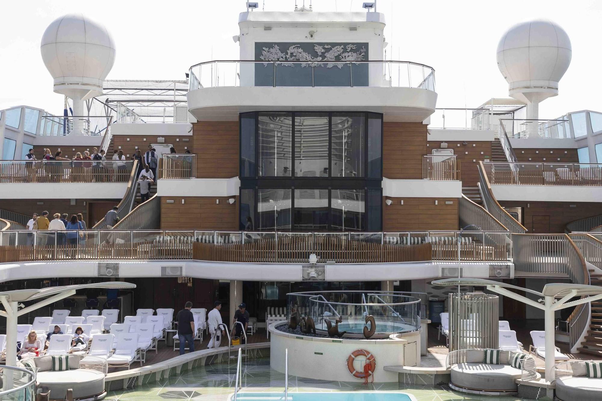 Un recorrido por el buque 'Oceania Vista' que ha hecho escala en el Puerto de València