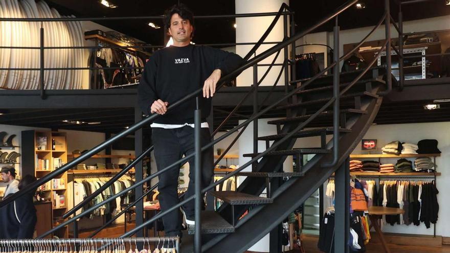 Óscar Vales, en la tienda del Orzán.