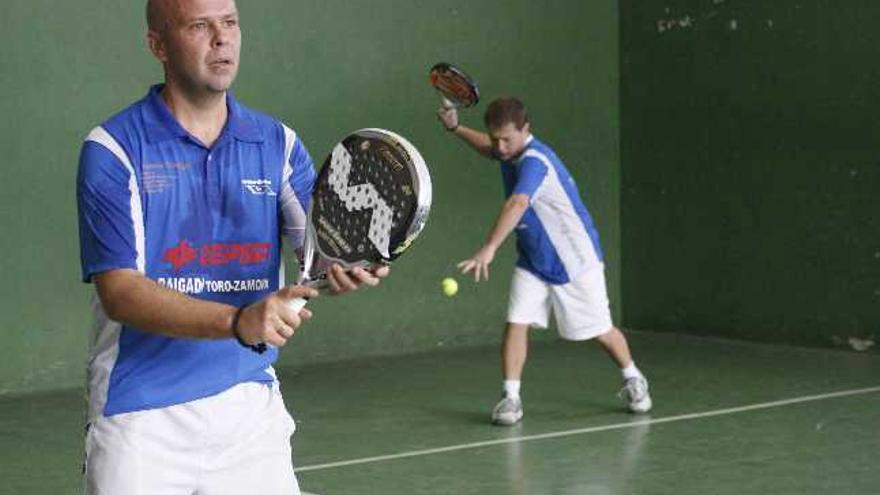 Luis Cid, en primer término, y Mario Doncel en la disputa de la final del cuadro A del III Open Canal 4