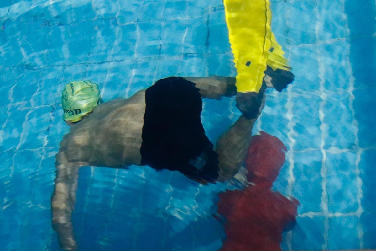 Un niño en una piscina.