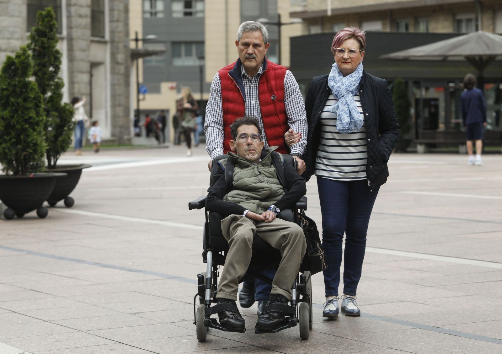 Jesús Cedeira, junto a sus padres, Jesús Manuel Cedeira y Eloína  Costales, en Oviedo. | Luisma Murias