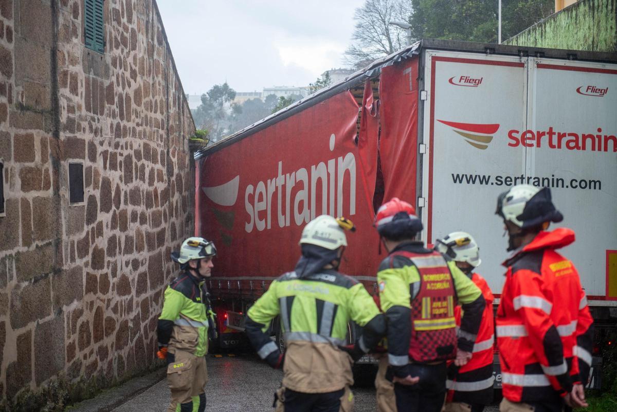 Un tráiler, atascado en As Xubias