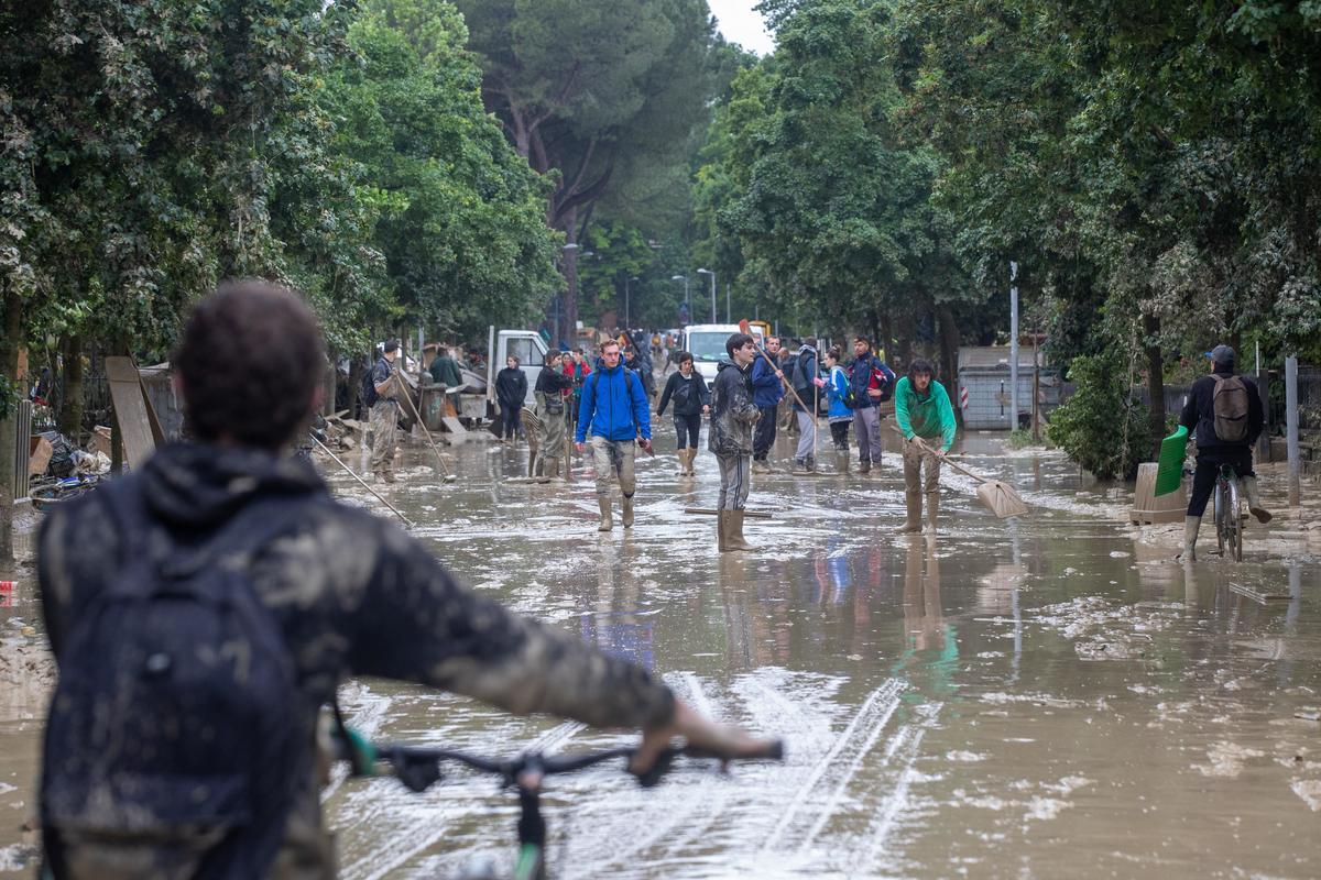 Almenys quatre ferits a l’estavellar-se un helicòpter durant les inundacions a Itàlia