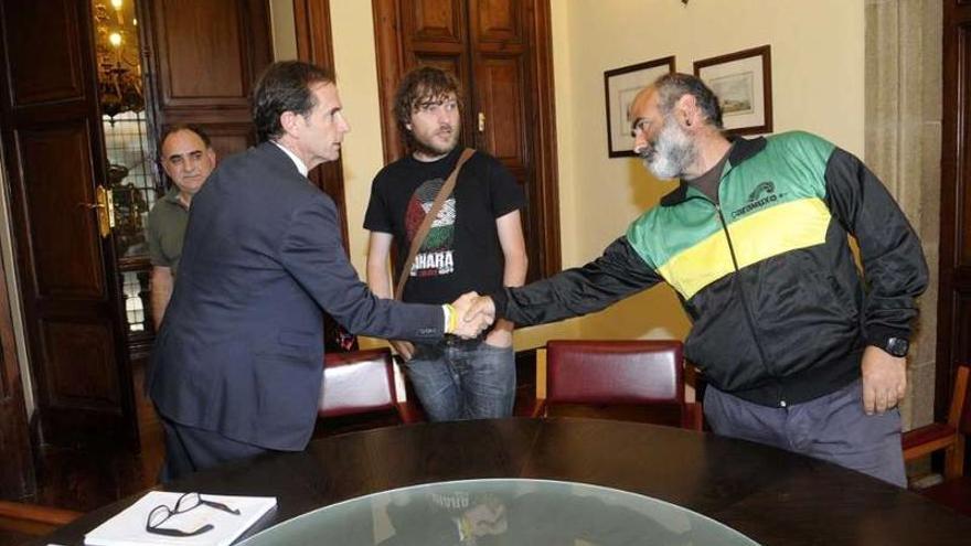 El integrante de A Repichoca Chito Barreiro estrecha la mano al alcalde, Tomás Fole, ayer.