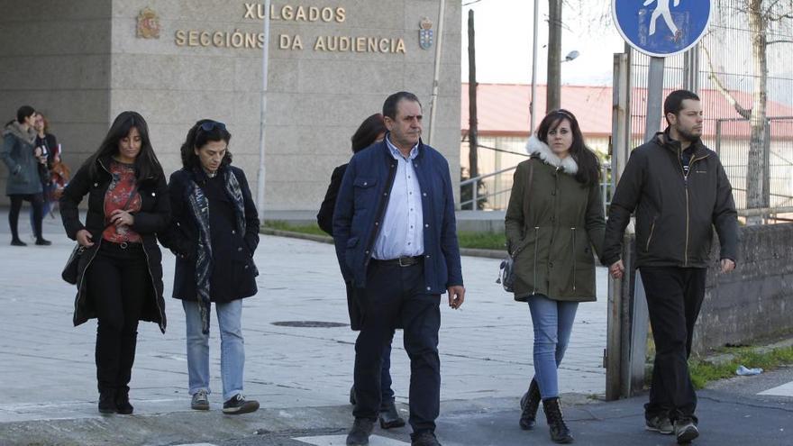 El padre de Iván (centro) con su mujer (justo detrás), su otra hija (a su dcha.) y otros allegados. // R.G.