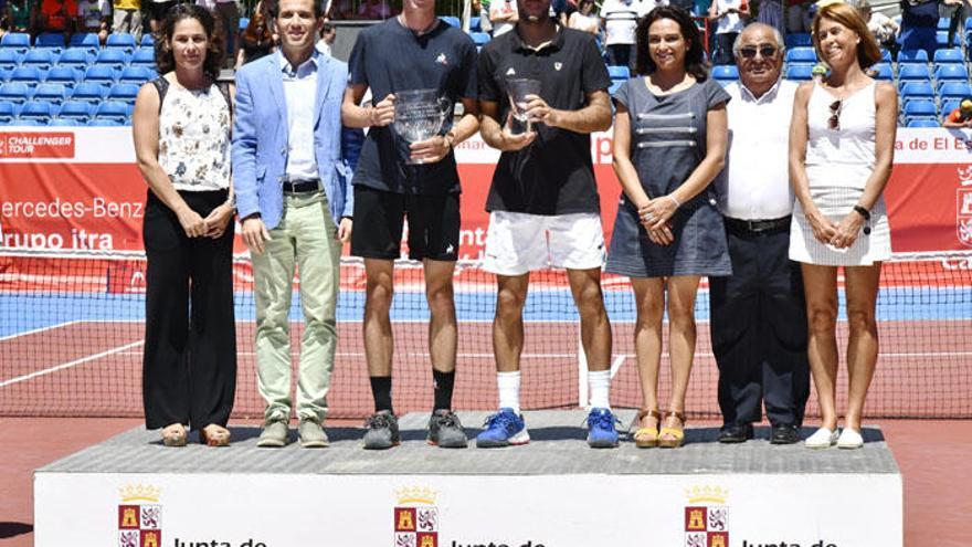 Ugo Humbert y Adrián Menéndez posan con el trofeo.