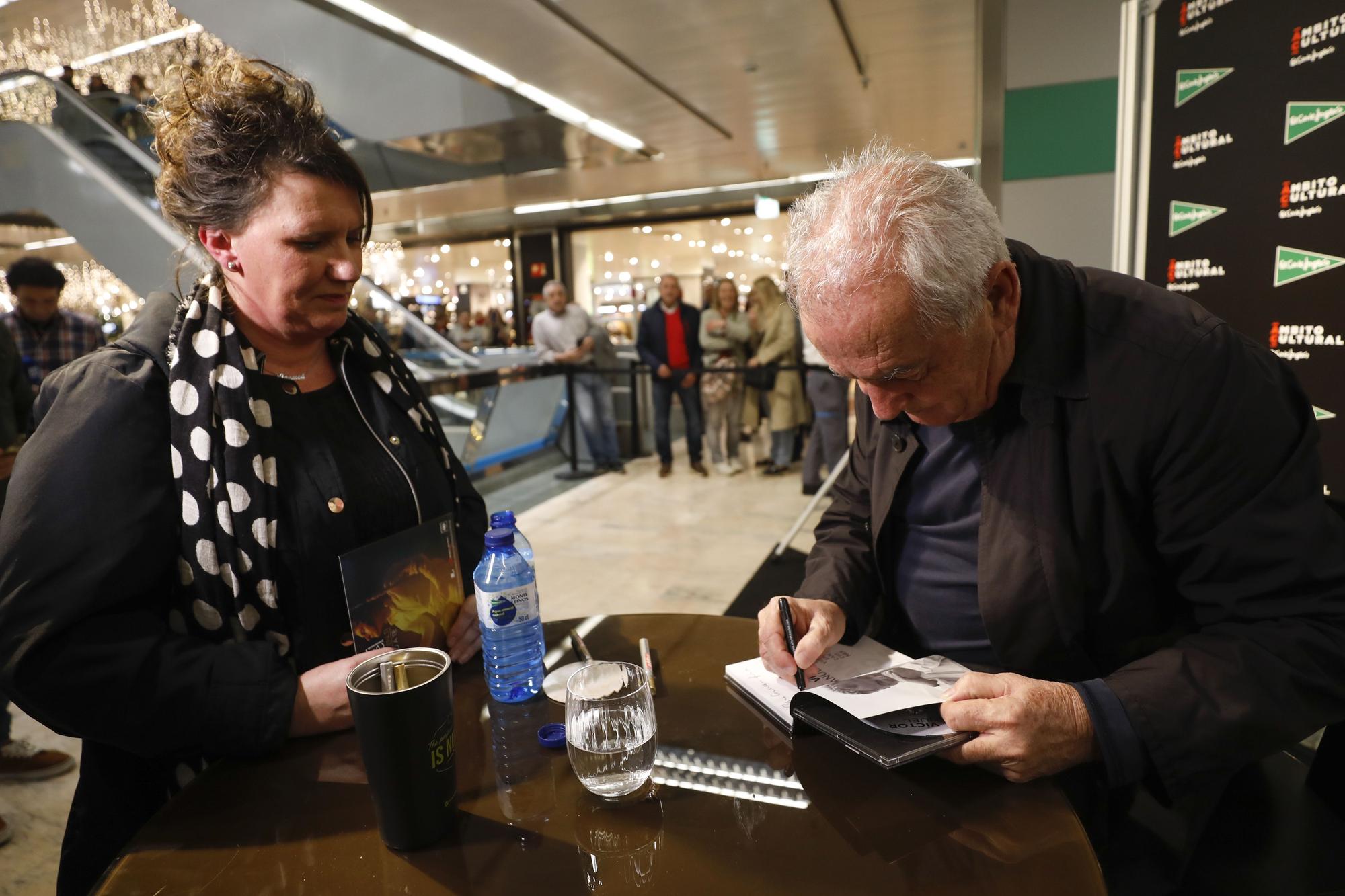 Víctor Manuel no se cansa: 75 años y sigue firmando discos a sus fans