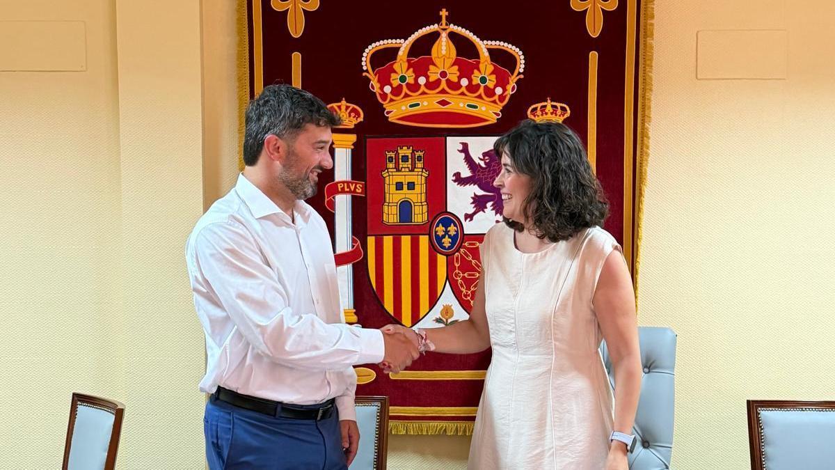El alcalde de Valdés, Óscar Pérez, y la alcaldesa de Calzada de Calatrava, Gema García.