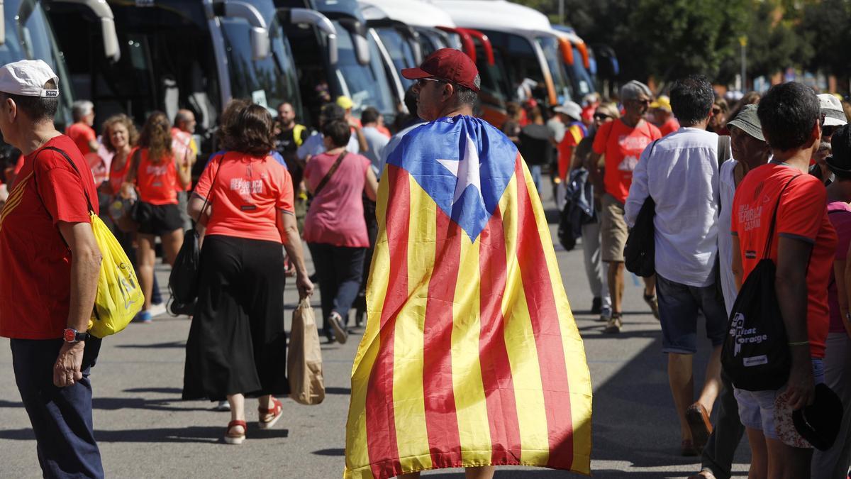 Un home amb una estelada a la zona d&#039;autocars per anar a la manifestació de Barcelona. Imatge d&#039;arxiu.