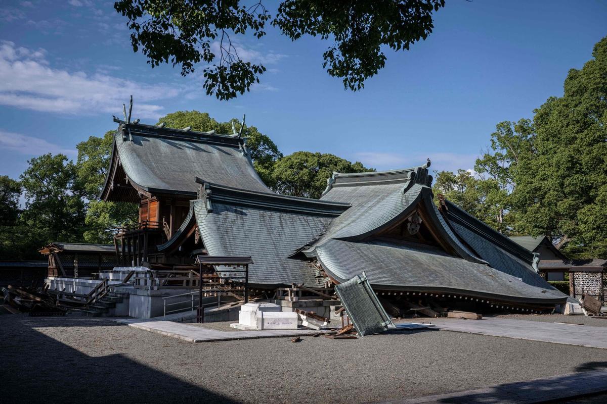 Parte del Santuario de Yatsushiro se ve dañado en la prefectura de Yatsushiro, Kumamoto, el 29 de julio de 2026, después de que un terremoto sacudió el suroeste de Japón el día anterior. (Foto de Yuichi YAMAZAKI / AFP)