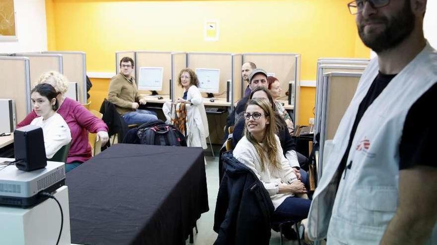 Los nueve voluntarios que participaron en la actividad, ayer, junto al médico Íñigo Marañón.