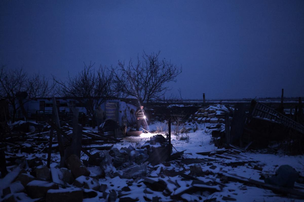 Las personas mayores sobreviven a duras penas entre las ruinas de la guerra de Ucrania