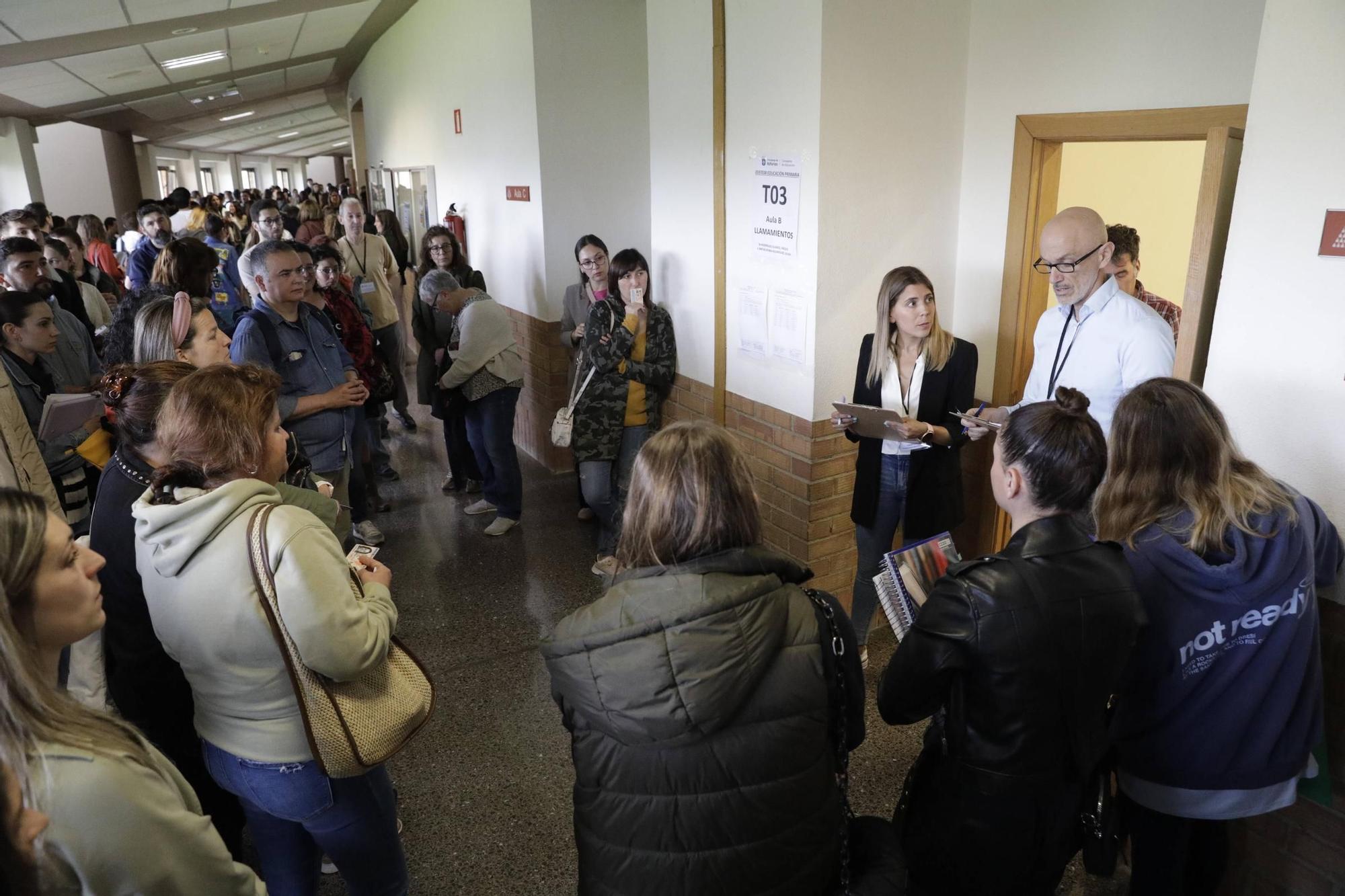 Así fue el inicio de la oposición de los maestros asturianos en Gijón: &quot;Es una carrera de fondo&quot; (en imágenes)