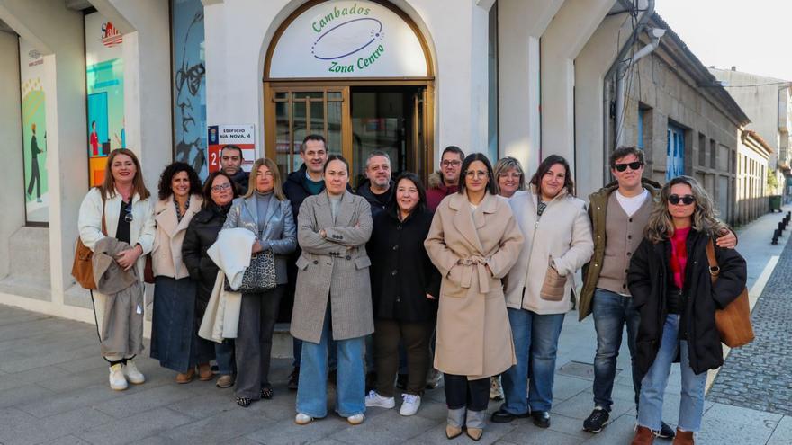 Comerciantes y hosteleros, ayer en la sede de Cambados Zona Centro. | Iñaki Abella