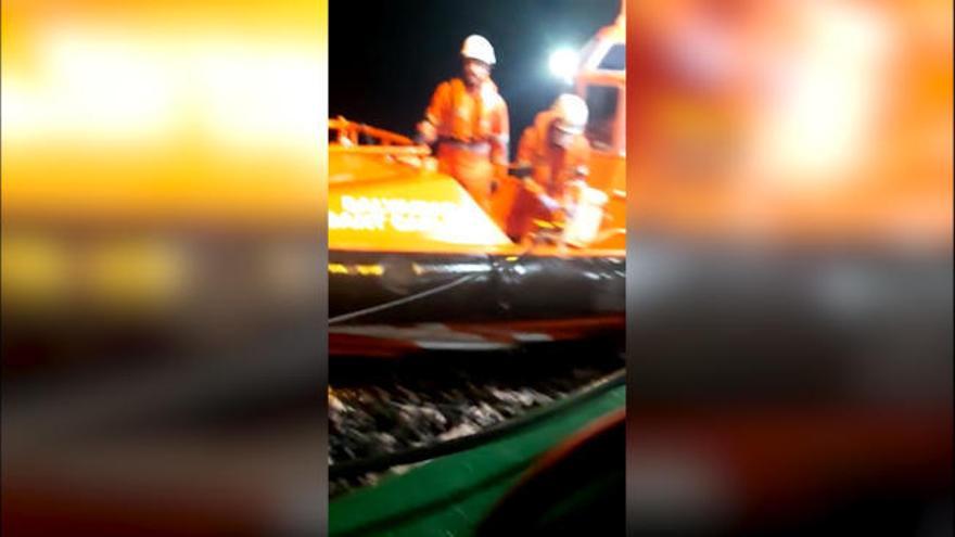 Vídeo: Así fue el complicado rescate de los dos tripulantes de un pesquero en la costa de Llanes