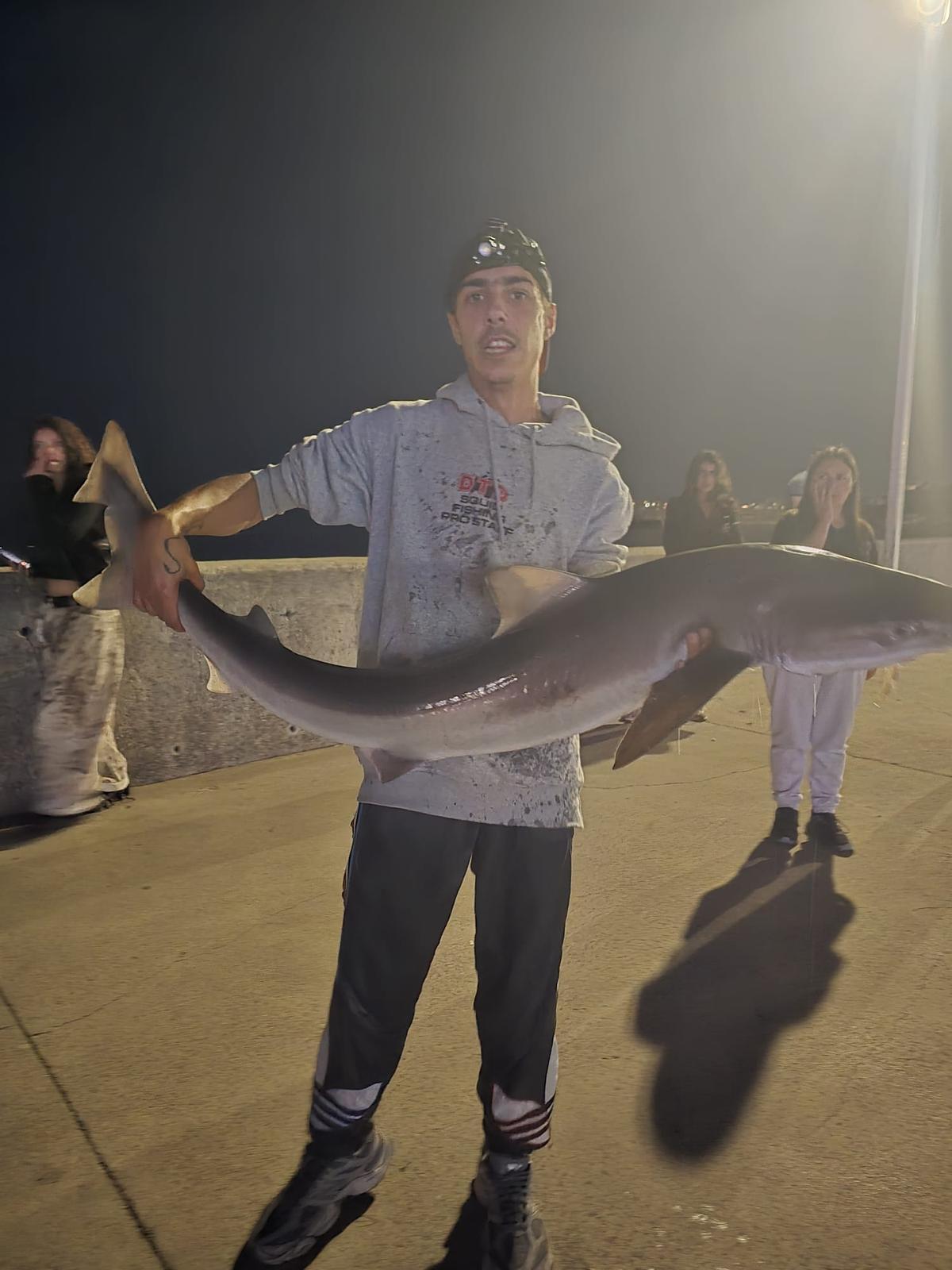 Iker Gabarre, con el ejemplar de tiburón que pescó.