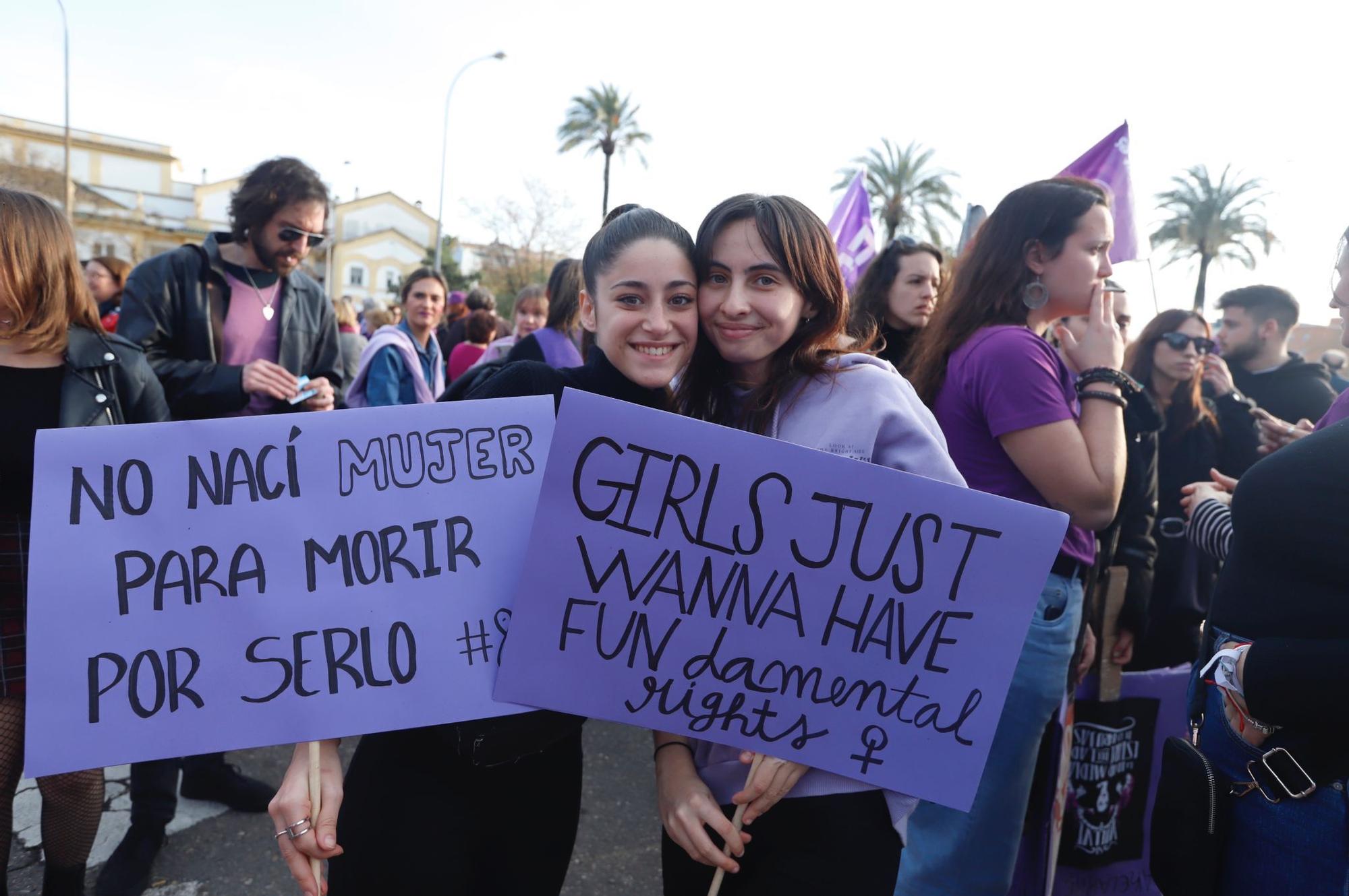 La manifestación del 8M recorre las calles de Córdob8