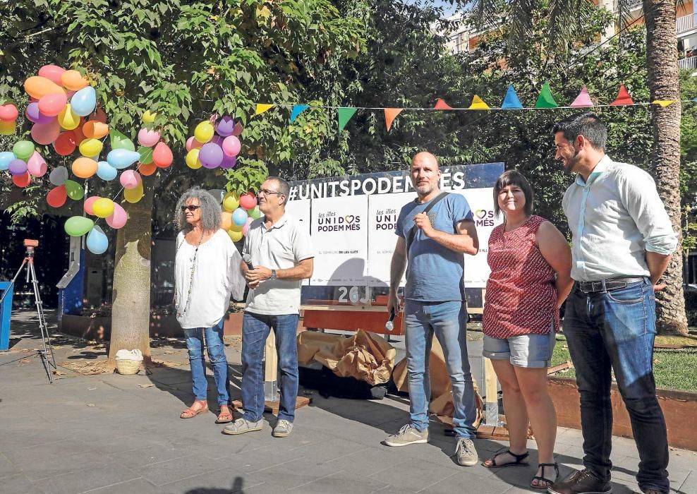 Una pegada de carteles con algún candidato nuevo