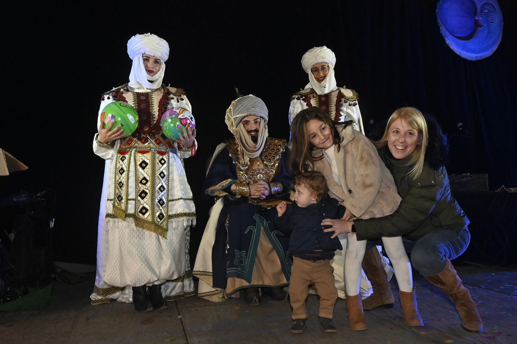 Los peques de Castelló entregan al Cartero Real las misivas con sus deseos. Encuentra tu foto.