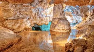 El pueblo levantado sobre una cueva de lagos subterráneos donde comer "las mejores carrilleras ibéricas de España"