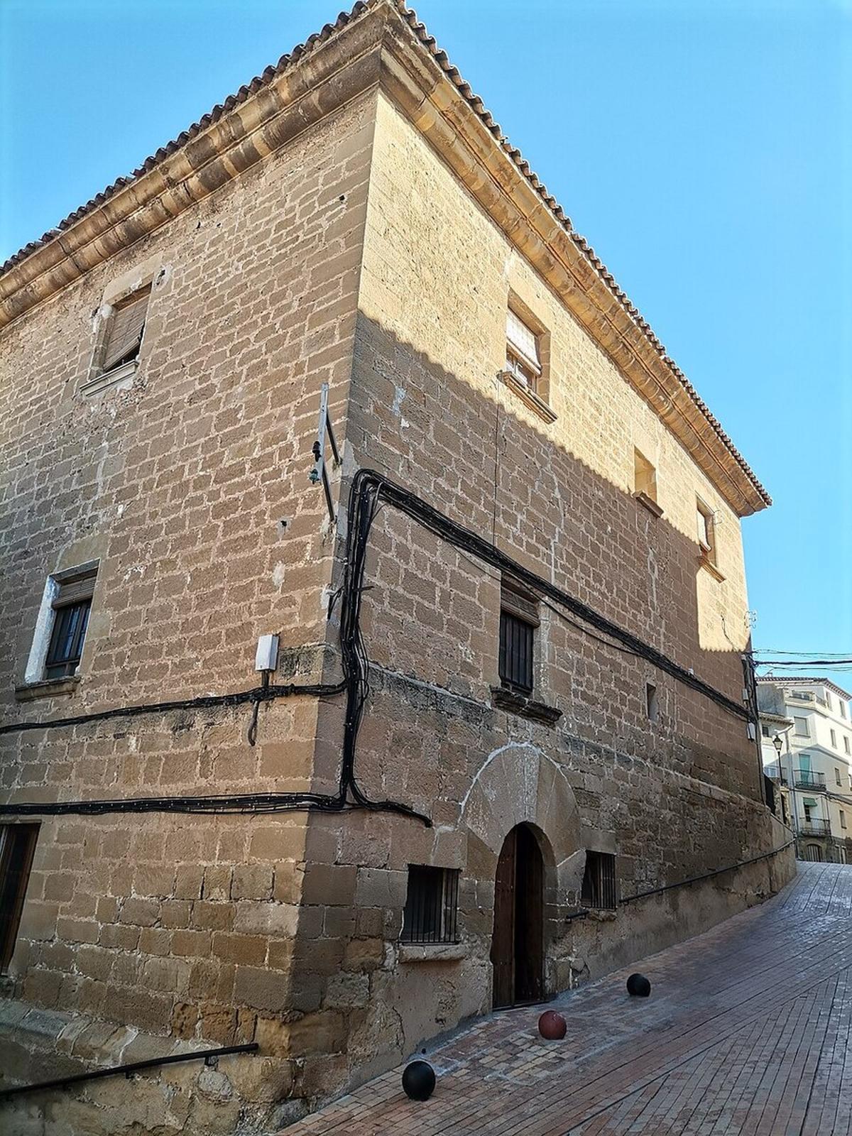 Edificio del Ayuntamiento de Fabara, donde esta situado el Museo de Pintura Virgilio Albac