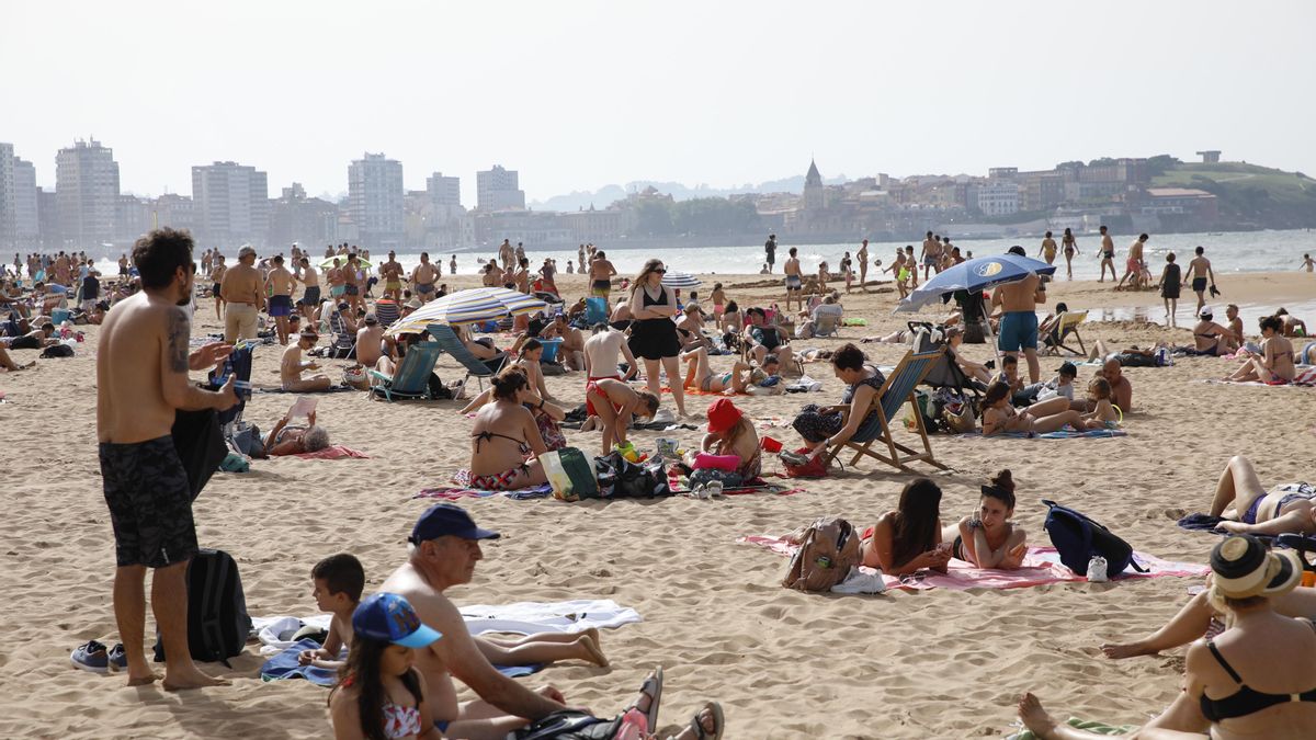 Bañistas en la playa de San Lorenzo de Gijón