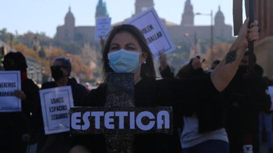 Pla tancat d&#039;una manifestant durant la concentració dels centres d&#039;estètica a l&#039;avinguda Maria Cristina de Barcelona