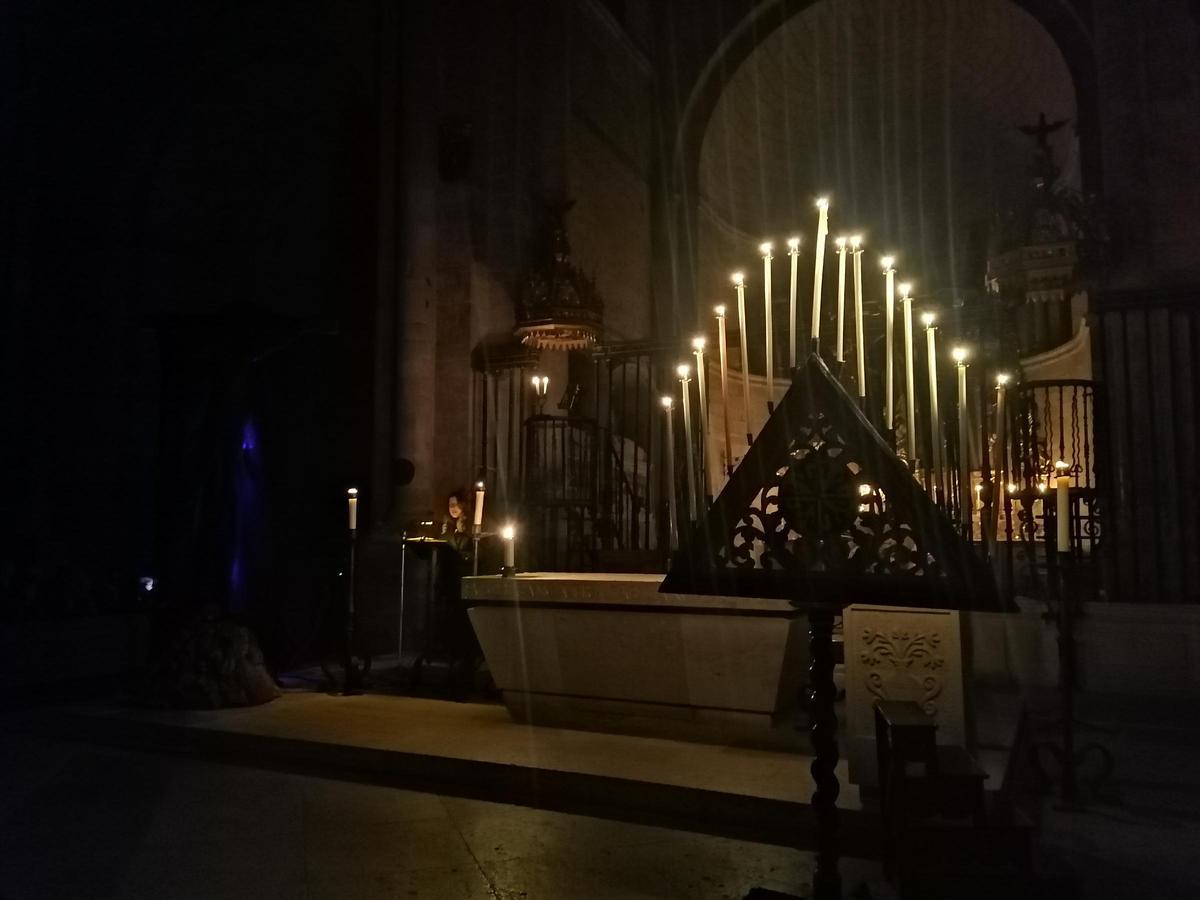 En primer plano, el tenebrario con las velas encendidas en el preludio del concierto.