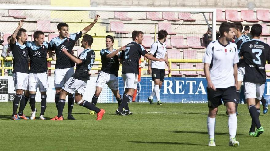 Los jugadores del Celta B celebran uno de los goles en El Plantío. // DB/Luis López Araico