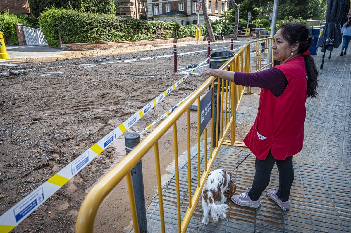 Escape de agua de grandes dimensiones en la avenida Pedralbes con el paseo Manuel Girona de Barcelona