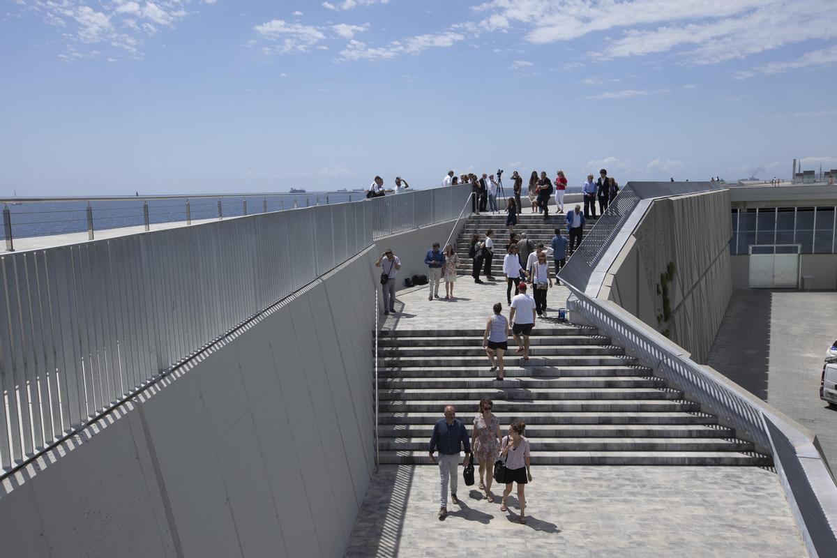 Barcelona estrena mirador y escaleras en la playa de Sant Sebastià