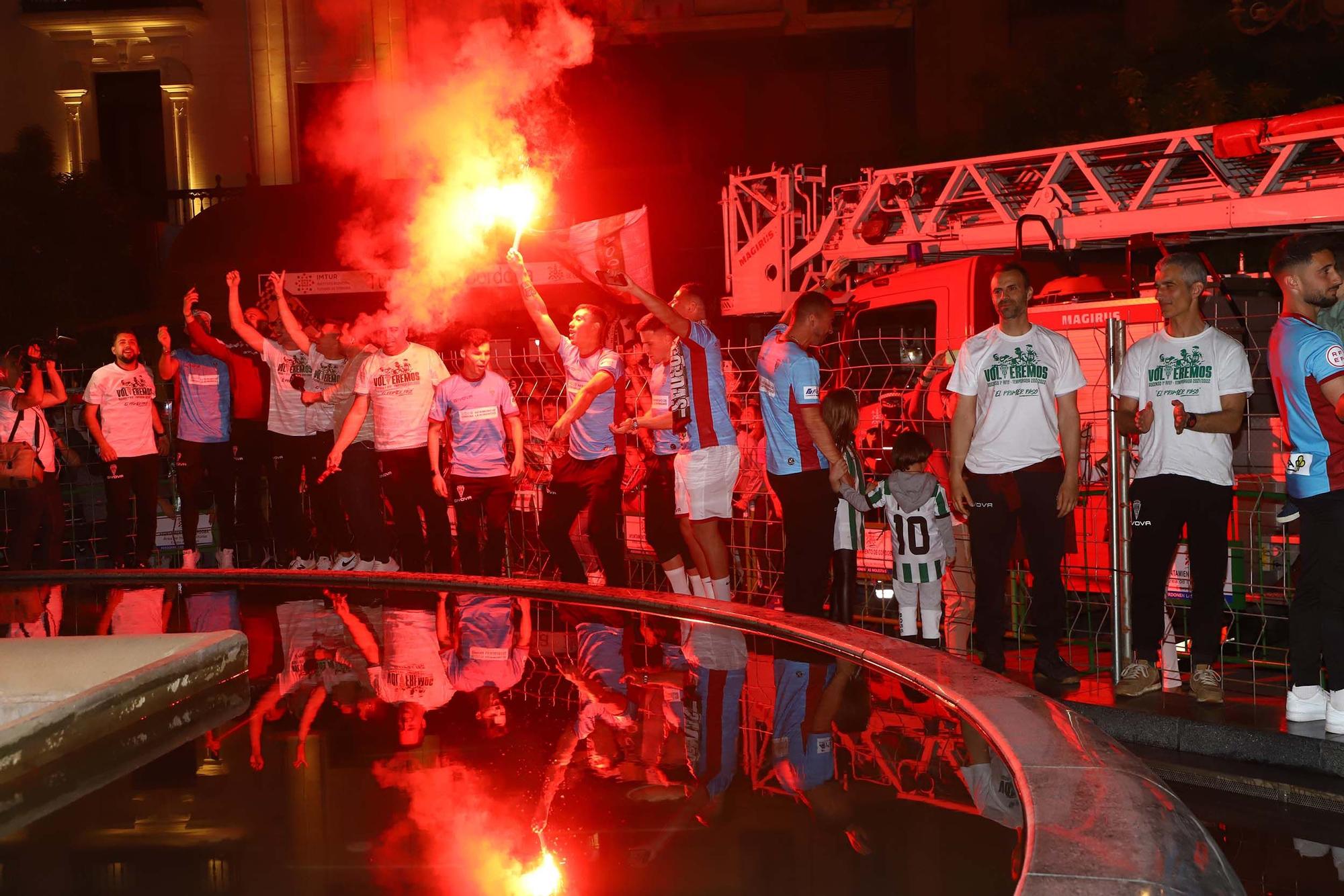 Los aficionados cordobesistas celebran el ascenso en Las Tendillas con el equipo