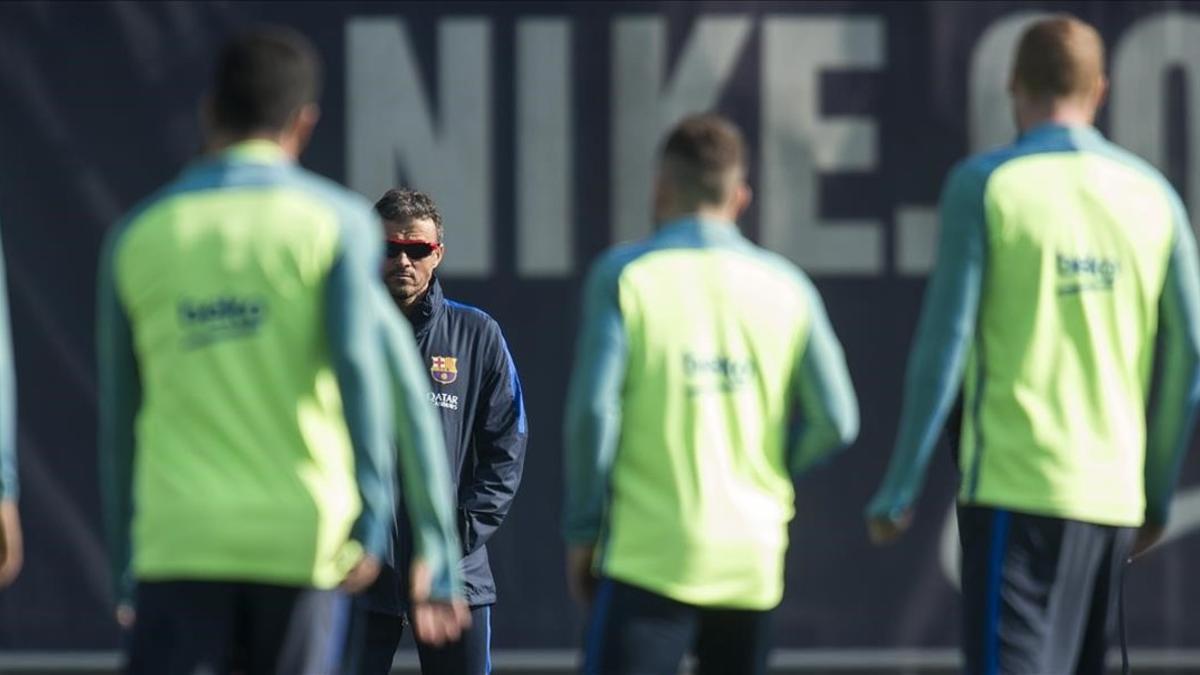 Luis Enrique observa a sus jugadores antes del duelo con el Leganés.