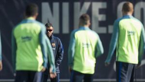 Luis Enrique observa a sus jugadores antes del duelo con el Leganés.