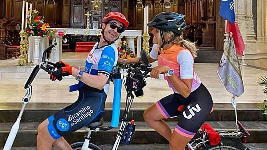 Dos miembros de DisCamino en la catedral de Albacete, tras ser recibidos por el alcalde.