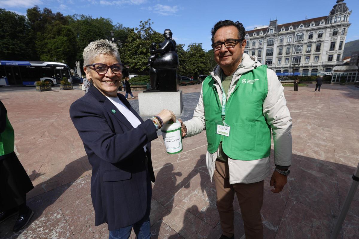 La consejera de Salud, Conchita Saavedra, esta mañana en Oviedo, deposita un donativo en una hucha de la cuestación del cáncer de AECC.
