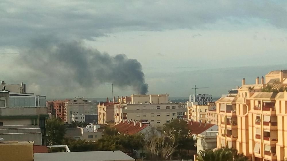 Incendio junto al taller de Los Prados.