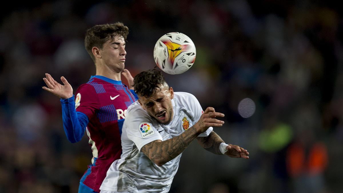 Gavi presionando el control del balón de Sánchez.